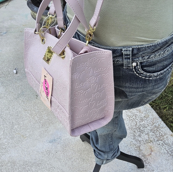 BETSEY JOHNSON LIGHT PINK EMBOSSED LOGO LUV BETSEY SATCHEL w/GROMMETS - Picture 4 of 6